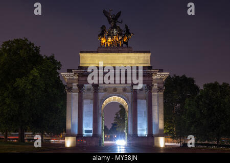 Londres, Angleterre, Royaume-Uni - juin 1, 2018 : La marche triomphale Wellington Arch à la tête de Constitution Hill, sur Hyde Park à Londres est éclairé la nuit. Banque D'Images