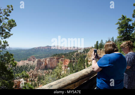 Les visiteurs offrant des vues spectaculaires à overlloks à Bryce Canyon National Park, Utah, USA. Banque D'Images