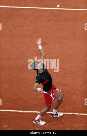Paris. 5 juin, 2018. Novak Djokovic la Serbie de sert pendant masculin contre Marco Cecchinato match quart de l'Italie au French Open Tennis Tournament 2018 à Paris, France le 5 juin 2018. Novak Djokovic a perdu 1-3. Credit : Luo Huanhuan/Xinhua/Alamy Live News Banque D'Images