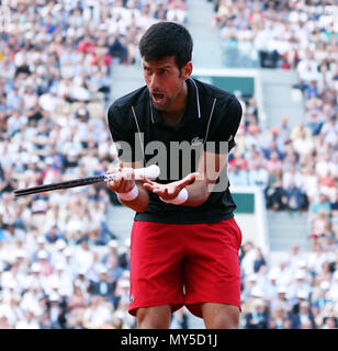 Paris. 5 juin, 2018. Novak Djokovic la Serbie de réagit pendant masculin contre Marco Cecchinato match quart de l'Italie au French Open Tennis Tournament 2018 à Paris, France le 5 juin 2018. Novak Djokovic a perdu 1-3. Credit : Luo Huanhuan/Xinhua/Alamy Live News Banque D'Images