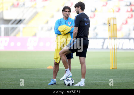 Rijeka, Croatie. 5 juin, 2018. Zlatko Dalic (L), entraîneur-chef de l'équipe nationale de Croatie, parle avec Vedran Corluka lors d'une séance de formation pour la Coupe du Monde FIFA 2018 à Rijeka, Croatie, le 5 juin 2018. Credit : Nel Pavletic/Xinhua/Alamy Live News Banque D'Images