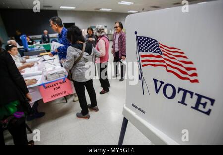 (180606) -- LOS ANGELES, 6 juin 2018 (Xinhua) -- Les électeurs sont vus dans un bureau de vote lors des élections primaires de Californie à Monterey Park, Los Angeles, États-Unis, le 5 juin 2018. (Xinhua/Zhao Hanrong) (jmmn) Banque D'Images