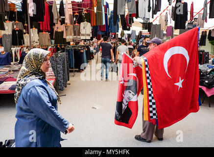 22.05.2018, Selcuk, Turquie : à un marché hebdomadaire, un homme vend des drapeaux turcs et un drapeau avec la photo de Mustafa Kemal Atatürk. Photo : Jens Kalaene/dpa image centrale/dpa | conditions dans le monde entier Banque D'Images