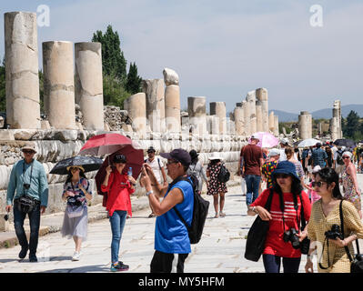 03.06.2018, Selcuk, Turquie : de nombreux touristes visitent la ville antique d'Éphèse. C'était une métropole de la région de l'Agaean dans l'antiquité. Aujourd'hui, c'est l'un des plus grand et le plus visité des ruines dans le monde. Photo : Jens Kalaene/dpa image centrale/dpa | conditions dans le monde entier Banque D'Images