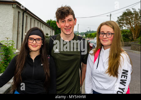 Schull, Irlande. 6 juin, 2018. Les deux laissant et Junior Cert les candidats sont confrontés à un journal anglais pour leur premier examen aujourd'hui. Les examens pendant 2 semaines. Sur la photo avant de l'examen sont Cert Junior Caitlin Hurley, Schull ; Dan Arundel McSweeney, Schull et Jillian McCarthy de Ballydehob. Credit : Andy Gibson/Alamy Live News. Banque D'Images