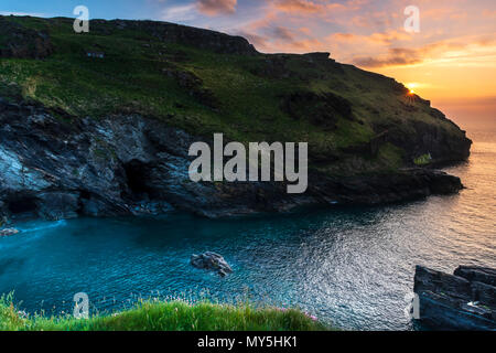 Tintagel, en Cornouailles. 6ème Jun, 2018. UK - après l'image, le ciel se dégage alors que le soleil se couche sur la pointe de Tintagel en Cornouailles, avec l'ensemble de prévisions pour sunshine et gratuites dans le sud-ouest de l'Angleterre. Credit : Terry Mathews/Alamy Live News Banque D'Images