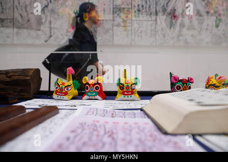 Séoul, Corée du Sud. 5 juin, 2018. Visite d'une femme "le monde de Meilin à Séoul' exposition à Séoul, Corée du Sud, le 5 juin 2018. La tournée mondiale "Han Meilin expositions--le monde de Meilin à Séoul' a débuté à Séoul le mardi. Credit : Wang Jingqiang/Xinhua/Alamy Live News Banque D'Images