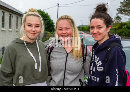 Schull, Irlande. 6 juin, 2018. Les deux laissant et Junior Cert les candidats sont confrontés à un journal anglais pour leur premier examen aujourd'hui. Les examens pendant 2 semaines. Sur la photo avant de l'examen sont Cert laissant Rosheen Carroll, Schull ; Lauren O'Sullivan, Ballydehob et Aisling Arundel Sheehan, Schull. Credit : Andy Gibson/Alamy Live News. Banque D'Images