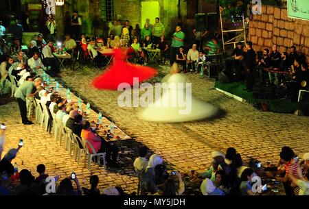 Alep, Syrie. 4 juin, 2018. Les gens regardent un spectacle de danse dans le Khan al-Wazir, ou al-Wazir caravansérails, dans l'ancienne partie de la ville d'Alep, en Syrie, le 4 juin 2018. Credit : Ammar Safarjalani/Xinhua/Alamy Live News Banque D'Images