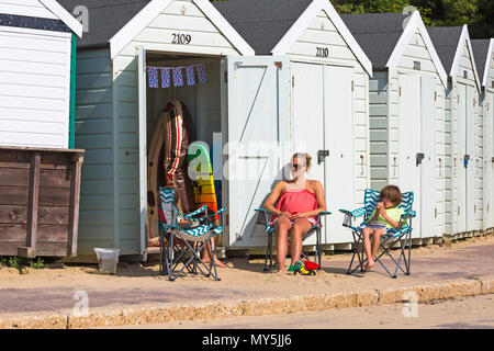 Bournemouth, Dorset, UK. 6e juin 2018. Météo France : belle matinée ensoleillée, chaude comme chef de la mer les visiteurs à profiter du soleil. Credit : Carolyn Jenkins/Alamy Live News Banque D'Images
