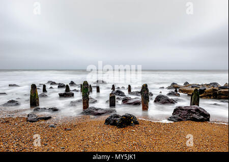 Météo France, le 6 juin 2018 : Un colorés et le lever du soleil ce matin à Seaham, plage de produits chimiques. Credit : James W. Fortune/Alamy News Banque D'Images