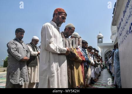 Les musulmans du Cachemire au cours de la prière de midi offre Martyr Jour de Hazrat Ali, cousin du prophète Mohammed le 21e jour du Ramadan à l'Hazratbal shrine à Srinagar, Cachemire sous administration indienne. Le festival coïncide avec le 21e jour du Ramadan, le mois le plus saint dans le calendrier islamique durant laquelle les dévots vite de l'aube au crépuscule. Banque D'Images