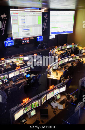 06 juin 2018, l'Allemagne, Wessling : les scientifiques du centre de contrôle aérospatial suivez le lancement de fusée Alexander Gerst astronaute de l'ESA à la Station spatiale internationale ISS à la 'Main' dans la salle de contrôle du Centre aérospatial allemand (DLR). Gerst est au départ pour l'ISS sur une fusée à partir de la Fédération de Sojus spaceport Baïkonour au Kazakhstan à 13:12 (CEST). Photo : Matthias Balk/dpa Banque D'Images