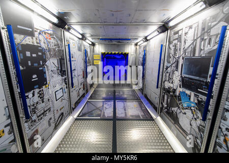 06 juin 2018, l'Allemagne, Wessling : l'intérieur d'un modèle de laboratoire spatial Columbus la peut être vu lors d'un événement au Centre aérospatial allemand (DLR) célébrant le lancement de fusée Alexander Gerst astronaute de l'ESA à la Station spatiale internationale ISS. Gerst est au départ pour l'ISS sur une fusée à partir de la Fédération de Sojus spaceport Baïkonour au Kazakhstan à 13:12 (CEST). Photo : Matthias Balk/dpa Banque D'Images