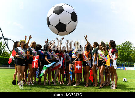 Rust, Allemagne. 6ème Jun, 2018. Les participants à la Coupe du Monde 2018 'Miss' prendre une photo de groupe à Europa-Park. Le 8 juin 2018, 32 jeunes femmes en provenance des pays participants de la Coupe du Monde de football en compétition dans le concours de beauté l'un contre l'autre. Photo : Patrick Seeger/dpa dpa : Crédit photo alliance/Alamy Live News Banque D'Images