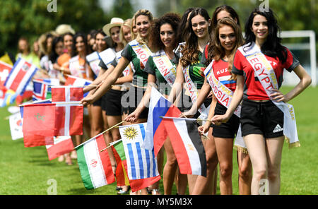 Rust, Allemagne. 6ème Jun, 2018. Les participants à la Coupe du Monde 2018 'Miss' prendre une photo de groupe à Europa-Park. Le 8 juin 2018, 32 jeunes femmes en provenance des pays participants de la Coupe du Monde de football en compétition dans le concours de beauté l'un contre l'autre. Photo : Patrick Seeger/dpa dpa : Crédit photo alliance/Alamy Live News Banque D'Images