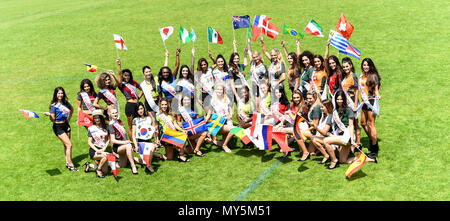 Rust, Allemagne. 6ème Jun, 2018. Les participants à la Coupe du Monde 2018 'Miss' competition prendre une photo de groupe à Europa-Park. Le 8 juin 2018, 32 jeunes femmes en provenance des pays participants de la Coupe du Monde de football en compétition dans le concours de beauté l'un contre l'autre. Photo : Patrick Seeger/dpa dpa : Crédit photo alliance/Alamy Live News Banque D'Images