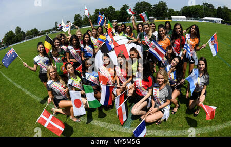 Rust, Allemagne. 6ème Jun, 2018. Les participants à la Coupe du Monde 2018 'Miss' prendre une photo de groupe à Europa-Park. Le 8 juin 2018, 32 jeunes femmes en provenance des pays participants de la Coupe du Monde de football en compétition dans le concours de beauté l'un contre l'autre. Photo : Patrick Seeger/dpa dpa : Crédit photo alliance/Alamy Live News Banque D'Images