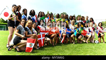 Rust, Allemagne. 6ème Jun, 2018. Les participants à la Coupe du Monde 2018 'Miss' prendre une photo de groupe à Europa-Park. Le 8 juin 2018, 32 jeunes femmes en provenance des pays participants de la Coupe du Monde de football en compétition dans le concours de beauté l'un contre l'autre. Photo : Patrick Seeger/dpa dpa : Crédit photo alliance/Alamy Live News Banque D'Images