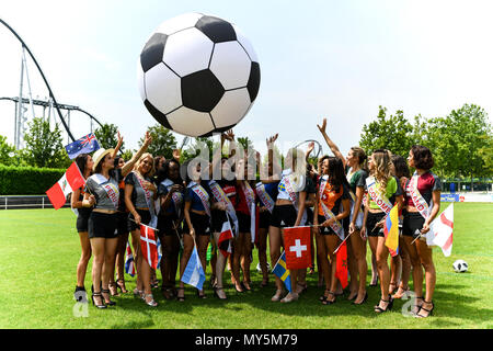 Rust, Allemagne. 6ème Jun, 2018. Les participants à la Coupe du Monde 2018 'Miss' prendre une photo de groupe à Europa-Park. Le 8 juin 2018, 32 jeunes femmes en provenance des pays participants de la Coupe du Monde de football en compétition dans le concours de beauté l'un contre l'autre. Photo : Patrick Seeger/dpa dpa : Crédit photo alliance/Alamy Live News Banque D'Images