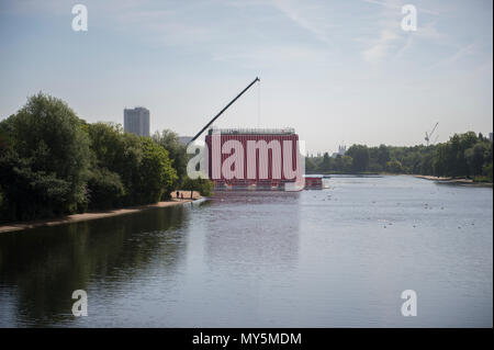 Le lac Serpentine, à Hyde Park, Londres, UK. 6 juin, 2018. Une immense sculpture flottante temporaire par Christo, intitulé Le mastaba, est presque terminée dans Hyde Park et mettra en vedette du 18 juin - 23 septembre 2018 ce qui coïncide avec une exposition à la galerie Serpentine de Christo et Jeanne-Claude. La plate-forme flottante de la sculpture est en polyéthylène haute densité avec des cubes, des ancres pondérée d'un poids total d'environ 500 tonnes. Credit : Malcolm Park/Alamy Live News. Banque D'Images