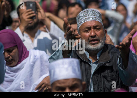 Kashmiri musulman dévot prie, au lieu de culte Hazratbal pour marquer l'anniversaire de la mort de l'Imam-e-Ali, le cousin et le gendre du Prophète Muhammad à Srinagar, la capitale d'été du Cachemire indien, l'Inde. Les musulmans du Cachemire visiter le Dargah de culte dans la région de Srinagar Hazratbal pour marquer l'anniversaire de la mort du calife, cousin et gendre du Prophète Muhammad. Le sanctuaire est hautement révéré par les musulmans du Cachemire comme on pense à house une relique sainte du prophète Mohammed. La relique est affiché pour les dévots sur d'importantes journées islamique. Les musulmans Banque D'Images