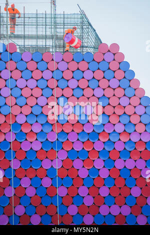 Londres, Royaume-Uni. 6ème Jun, 2018. Le mastaba de Christo et Jeann-Claude (feu sa sife) en construction sur la Serpentine - un projet pour la galerie Serpentine dans Hyde Park. C'est la première sculpture de l'artiste créé pour le Royaume-Uni. Une fois terminé il sera remorqué en position sur le lac où elle sera présentée du 18 juin-23 septembre 2018. Crédit : Guy Bell/Alamy Live News Banque D'Images