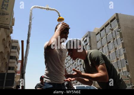 Bagdad, Iraq. 6 juin, 2018. Rafraîchir les gens eux-mêmes comme la température monte à 40 degrés Celsius à Bagdad, l'Iraq, le 6 juin 2018. Credit : Khalil Dawood/Xinhua/Alamy Live News Banque D'Images