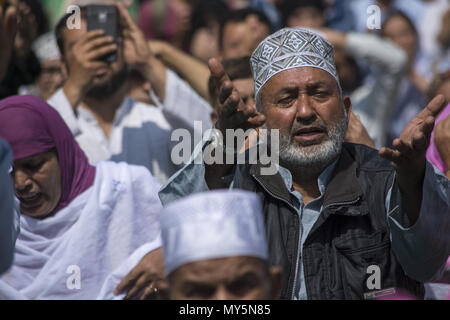 Budgam, Jammu-et-Cachemire, en Inde. 6 juin, 2018. Kashmiri musulman dévot prie, au lieu de culte Hazratbal pour marquer l'anniversaire de la mort de l'Imam-e-Ali, le cousin et le gendre du Prophète Muhammad à Srinagar, la capitale d'été du Cachemire indien, l'Inde. Les musulmans du Cachemire visiter le Dargah de culte dans la région de Srinagar Hazratbal pour marquer l'anniversaire de la mort du calife, cousin et gendre du Prophète Muhammad. Le sanctuaire est hautement révéré par les musulmans du Cachemire comme on pense à house une relique sainte du prophète Mohammed. La relique est affiché à la Banque D'Images