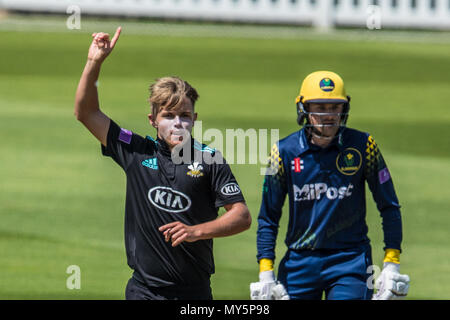 London,UK. 6 juin, 2018. Sam Curran se célèbre le guichet d'Aneurin Donald bowling pour Surrey contre Glamorgan dans le Royal London Simatai Cup match à l'Ovale. David Rowe/Alamy Live News Banque D'Images