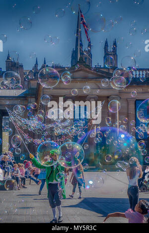 Edimbourg, Ecosse. 6 juin, 2018. Un homme souffle des masses de bulles de savon pour les enfants à la Butte à Édimbourg. Credit : Dougie Milne Photography/Alamy Live News Banque D'Images