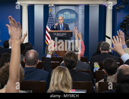 Washington, District de Columbia, Etats-Unis. 6 juin, 2018. LARRY KUDLOW, directeur du Conseil économique national donne un point de presse à la Maison Blanche à Washington. Crédit : Chris Kleponis/CNP/ZUMA/Alamy Fil Live News Banque D'Images