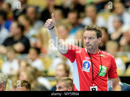 06 juin 2018, Allemagne, Munich : Handball, hommes, match international, l'Allemagne contre la Norvège dans la Halle olympique. La Norvège est l'entraîneur adjoint, Zeljko Tomac, donnant à son équipe une thumbs-up. Photo : Matthias Balk/dpa Banque D'Images