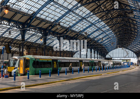 Brighton, East Sussex, UK. 6 juin, 2018. L'introduction de la nouvelle ligne de chemin de fer nationale calendriers continue de provoquer des perturbations dans la forme de retard, retardés, amd a annulé les services de train à la gare de Brighton dans l'East Sussex. Le personnel supplémentaire à la gare de leur mieux pour rassurer et informer les clients de modifications et d'annulation serveices. Horaires modifiés et altérés dans les trains de banlieue en banlieue de Brighton sur la côte sud de la capitale à l'aide d'amd Thameslink Southern rail services. Crédit : Steve Hawkins Photography/Alamy Live News Banque D'Images