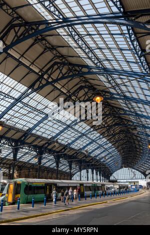 Brighton, East Sussex, UK. 6 juin, 2018. L'introduction de la nouvelle ligne de chemin de fer nationale calendriers continue de provoquer des perturbations dans la forme de retard, retardés, amd a annulé les services de train à la gare de Brighton dans l'East Sussex. Le personnel supplémentaire à la gare de leur mieux pour rassurer et informer les clients de modifications et d'annulation serveices. Horaires modifiés et altérés dans les trains de banlieue en banlieue de Brighton sur la côte sud de la capitale à l'aide d'amd Thameslink Southern rail services. Crédit : Steve Hawkins Photography/Alamy Live News Banque D'Images