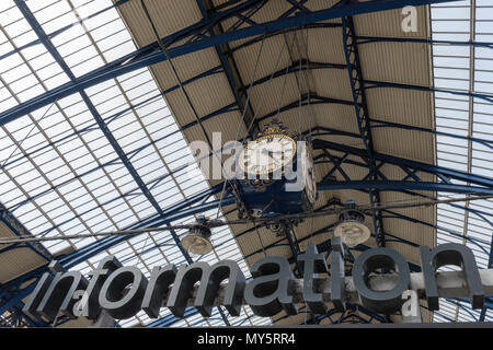 Brighton, East Sussex, UK. 6 juin, 2018. L'introduction de la nouvelle ligne de chemin de fer nationale calendriers continue de provoquer des perturbations dans la forme de retard, retardés, amd a annulé les services de train à la gare de Brighton dans l'East Sussex. Le personnel supplémentaire à la gare de leur mieux pour rassurer et informer les clients de modifications et d'annulation serveices. Horaires modifiés et altérés dans les trains de banlieue en banlieue de Brighton sur la côte sud de la capitale à l'aide d'amd Thameslink Southern rail services. Crédit : Steve Hawkins Photography/Alamy Live News Banque D'Images