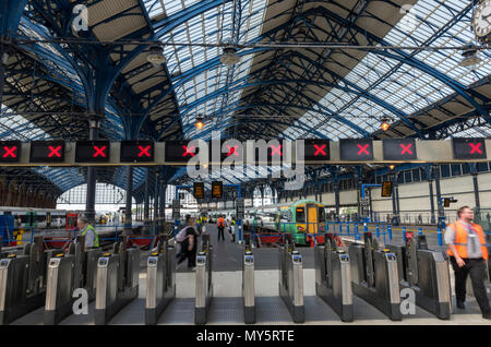 Brighton, East Sussex, UK. 6 juin, 2018. L'introduction de la nouvelle ligne de chemin de fer nationale calendriers continue de provoquer des perturbations dans la forme de retard, retardés, amd a annulé les services de train à la gare de Brighton dans l'East Sussex. Le personnel supplémentaire à la gare de leur mieux pour rassurer et informer les clients de modifications et d'annulation serveices. Horaires modifiés et altérés dans les trains de banlieue en banlieue de Brighton sur la côte sud de la capitale à l'aide d'amd Thameslink Southern rail services. Crédit : Steve Hawkins Photography/Alamy Live News Banque D'Images