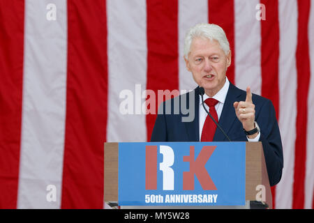 Washington, USA. 6 juin, 2018. L'ancien président américain Bill Clinton parle lors d'un mémorial public pour Robert F. Kennedy à l'occasion du 50e anniversaire de son assassinat au cimetière national d'Arlington à Arlington, Virginie, États-Unis, le 6 juin 2018. Credit : Ting Shen/Xinhua/Alamy Live News Banque D'Images