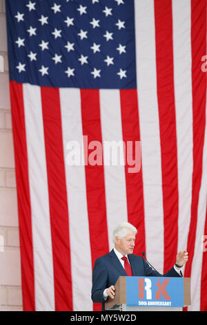 Washington, USA. 6 juin, 2018. L'ancien président américain Bill Clinton parle lors d'un mémorial public pour Robert F. Kennedy à l'occasion du 50e anniversaire de son assassinat au cimetière national d'Arlington à Arlington, Virginie, États-Unis, le 6 juin 2018. Credit : Ting Shen/Xinhua/Alamy Live News Banque D'Images