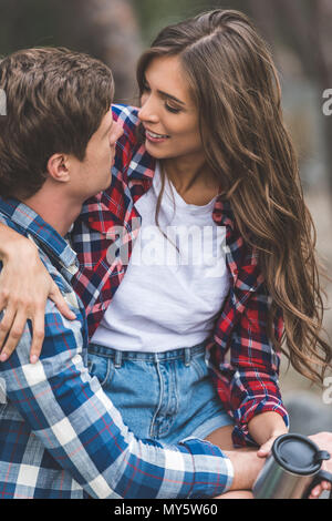 Jeune couple heureux de passer du temps sur la nature Banque D'Images