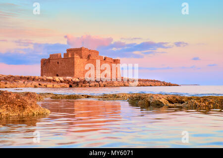 Pafos Harbour Castle (château turc) dans le pathos, Chypre, sur un coucher de soleil Banque D'Images