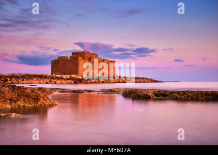 Pafos Harbour Castle (château turc) dans le pathos, Chypre, sur un coucher de soleil Banque D'Images