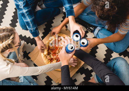 Portrait d'adolescents de trinquer avec des canettes et pizza Banque D'Images