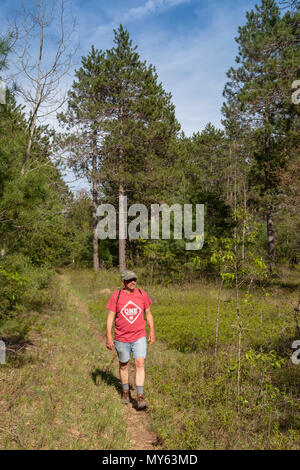 Vanderbilt, Michigan - John West, 71, randonnées sur le sentier en shingle mill la rivière Pigeon Pays Etat de la forêt. Banque D'Images