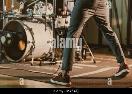 Cropped shot de musicien debout devant un ensemble de batterie sur les concerts Banque D'Images
