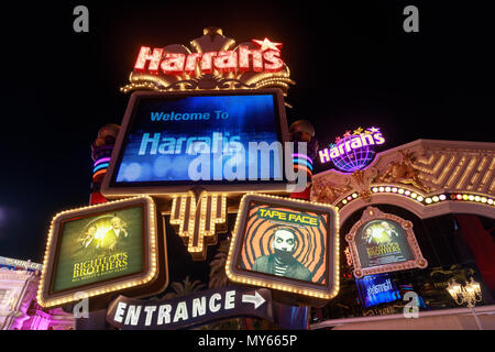 Las Vegas, Nevada - le 27 mai 2018 : Neon Sign de Harrah's Las Vegas at night Banque D'Images