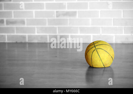 Noir et blanc couleur jaune isolé vieille télévision laissé vers le bas. basket-ball dégonflé Usé a dépensé plus d'énergie utilisés équipements sportifs. la vie. Banque D'Images