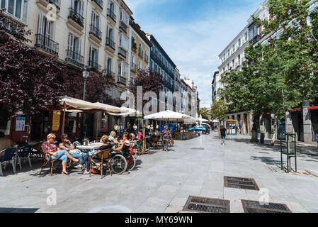 Madrid, Espagne - juin 2, 2018 : Street View de Las Letras à Madrid Trimestre ou littéraires. Des terrasses de cafés en carré de Angel Banque D'Images