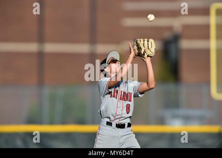 Le deuxième but de faire une capture d'un infield fly pop. USA. Banque D'Images