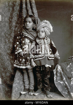 . English : 'enfants du Cachemire.' studio pleine longueur portrait d'un jeune garçon et fille du Cachemire, dans l'état de Jammu-et-Cachemire, prise par un photographe inconnu dans les années 1890. Ces enfants sont élégamment vêtu portant des vêtements brodés de motifs traditionnels complexes qui auraient été inspirés par la beauté de la flore et de la faune du Cachemire. Cette belle région sur la frontière nord de l'Inde et le Pakistan est célèbre pour ses textiles en laine, poils fins châles et les tapis qui sont encore produites en utilisant des méthodes traditionnelles de retourner des siècles. 1er janvier 2007 (original u Banque D'Images